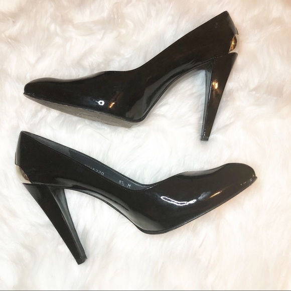 Stuart Weitzman Shoes - 🎉HP🎉 Stuart Weitzman Black Pump Size 8.5